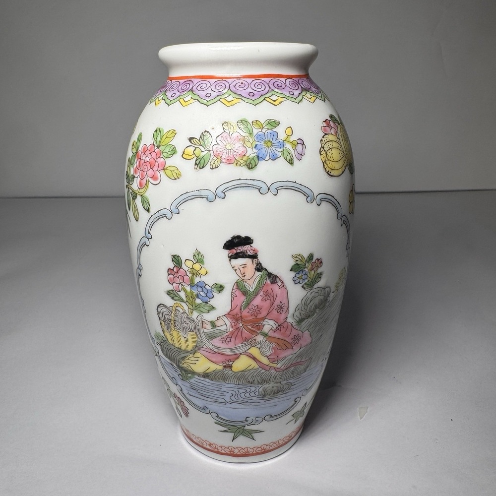 Beautiful Vintage Hand Painted Chinese Famille Rose Vase